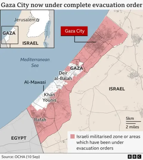 Thousands Palestinians Flee as Israeli Troops Move Deeper into the City